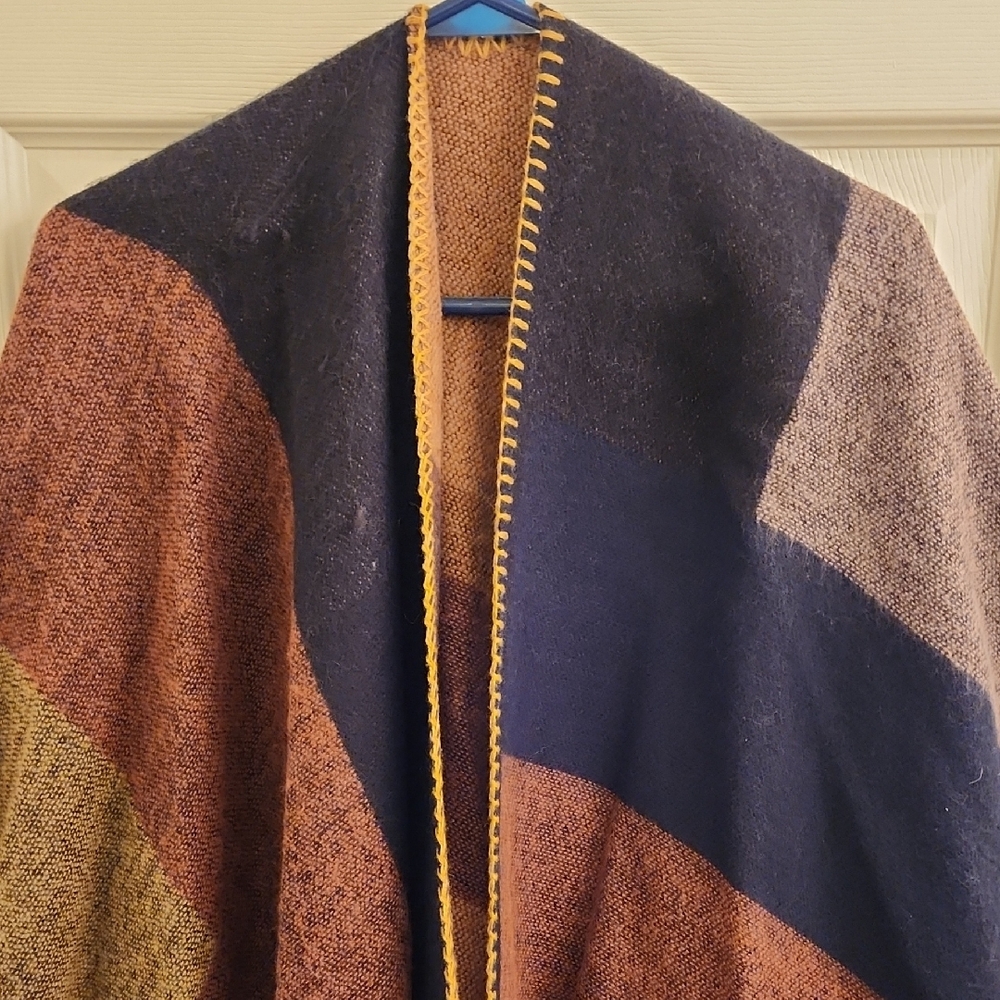 Le Chateau Colorblock Poncho in Earth Tones ONE SIZE - Picture 2 of 3